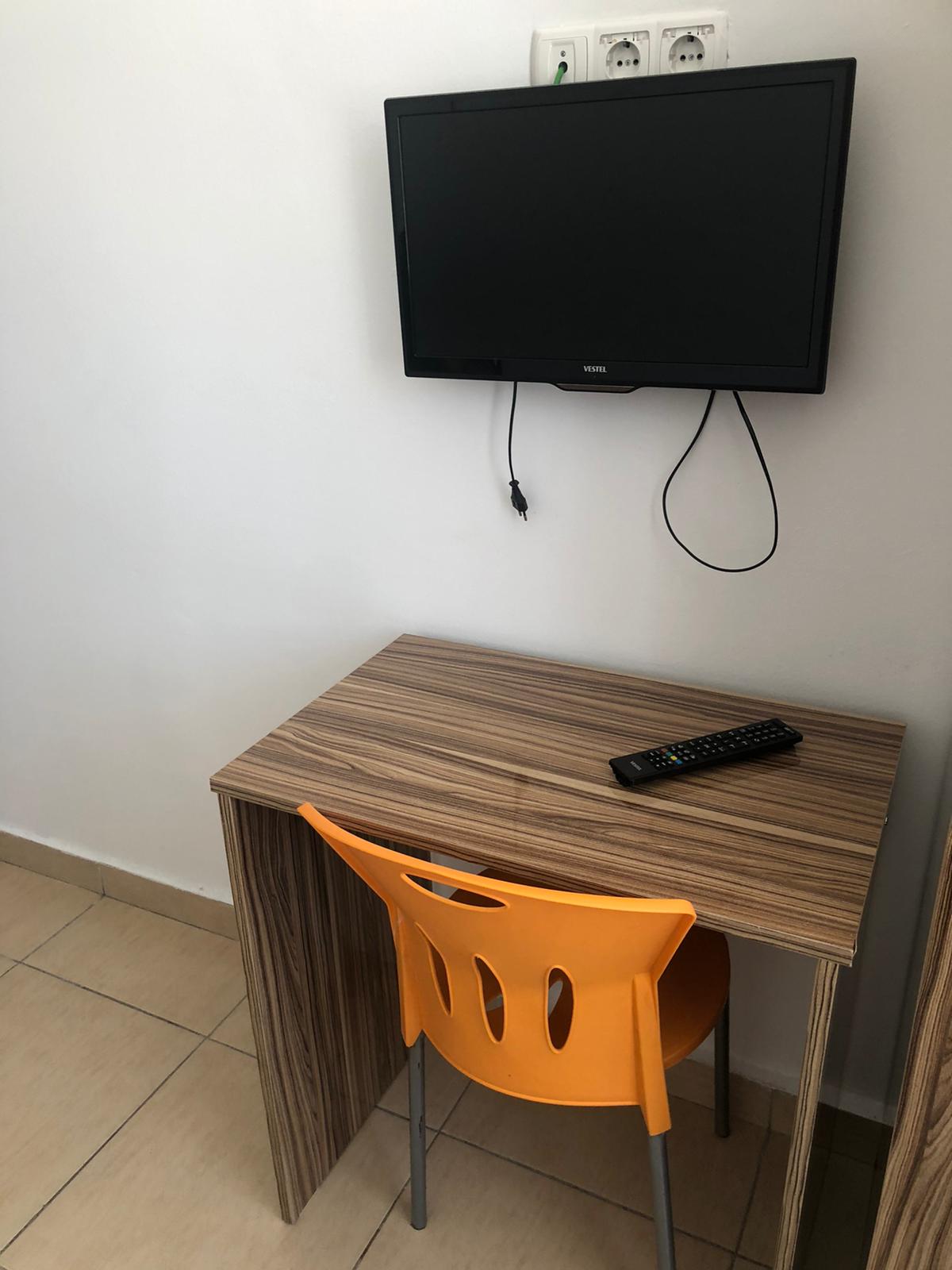 Çalışma alanı, TV ve masa